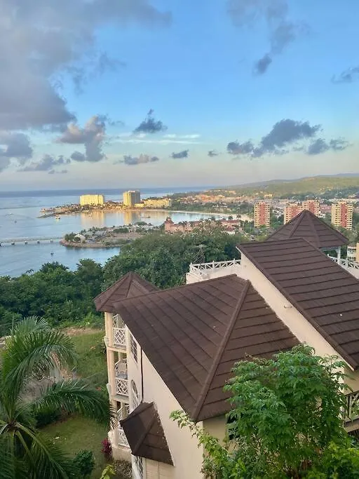 Coastal Beauty - Beautiful Penthouse Condo In Ocho Rios